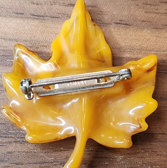 Avon Maple Leaf Pin Brooch Vintage - Picture 2 of 4